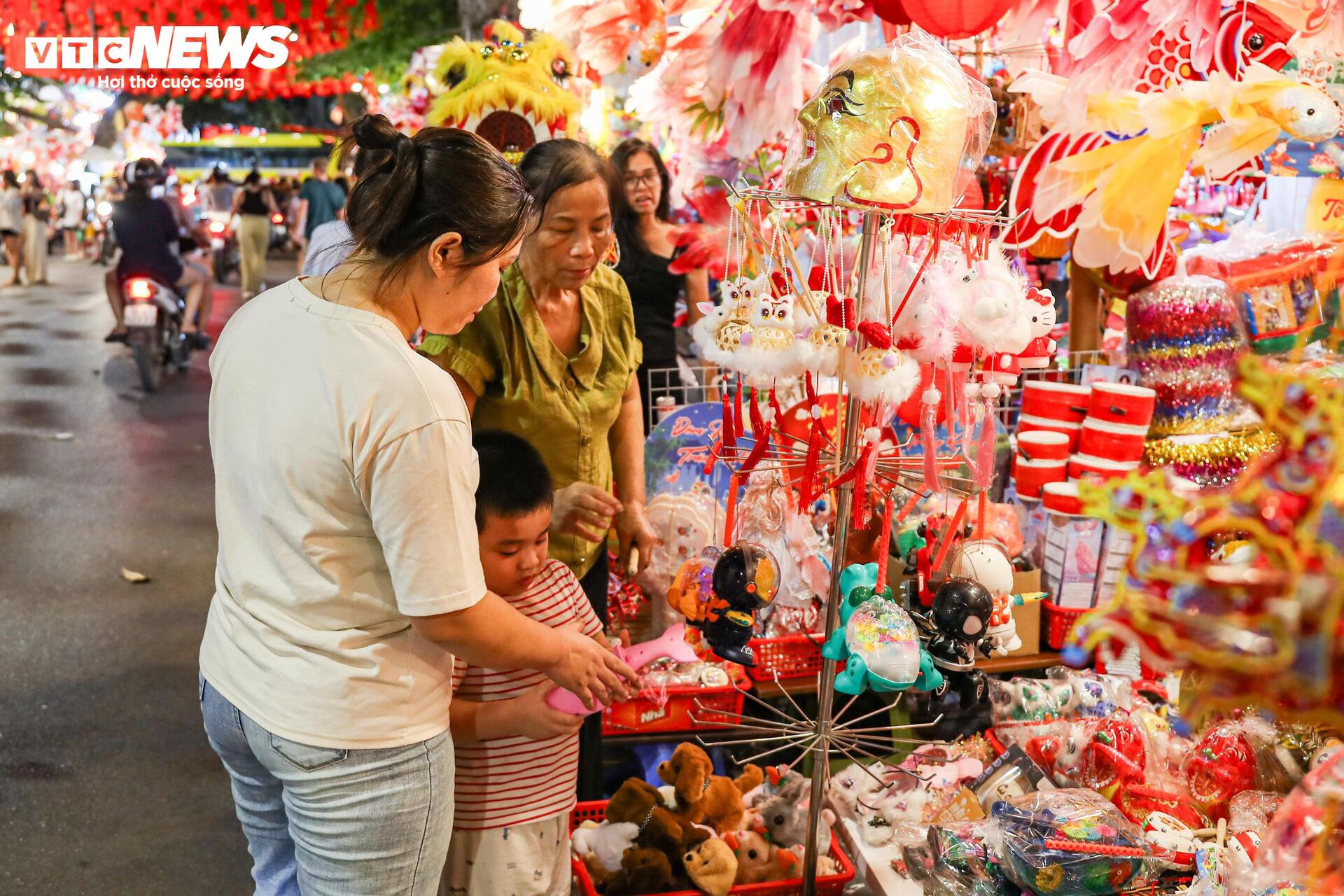 Phố cổ Hà Nội thay 'áo mới', rực rỡ đón trung thu - 16