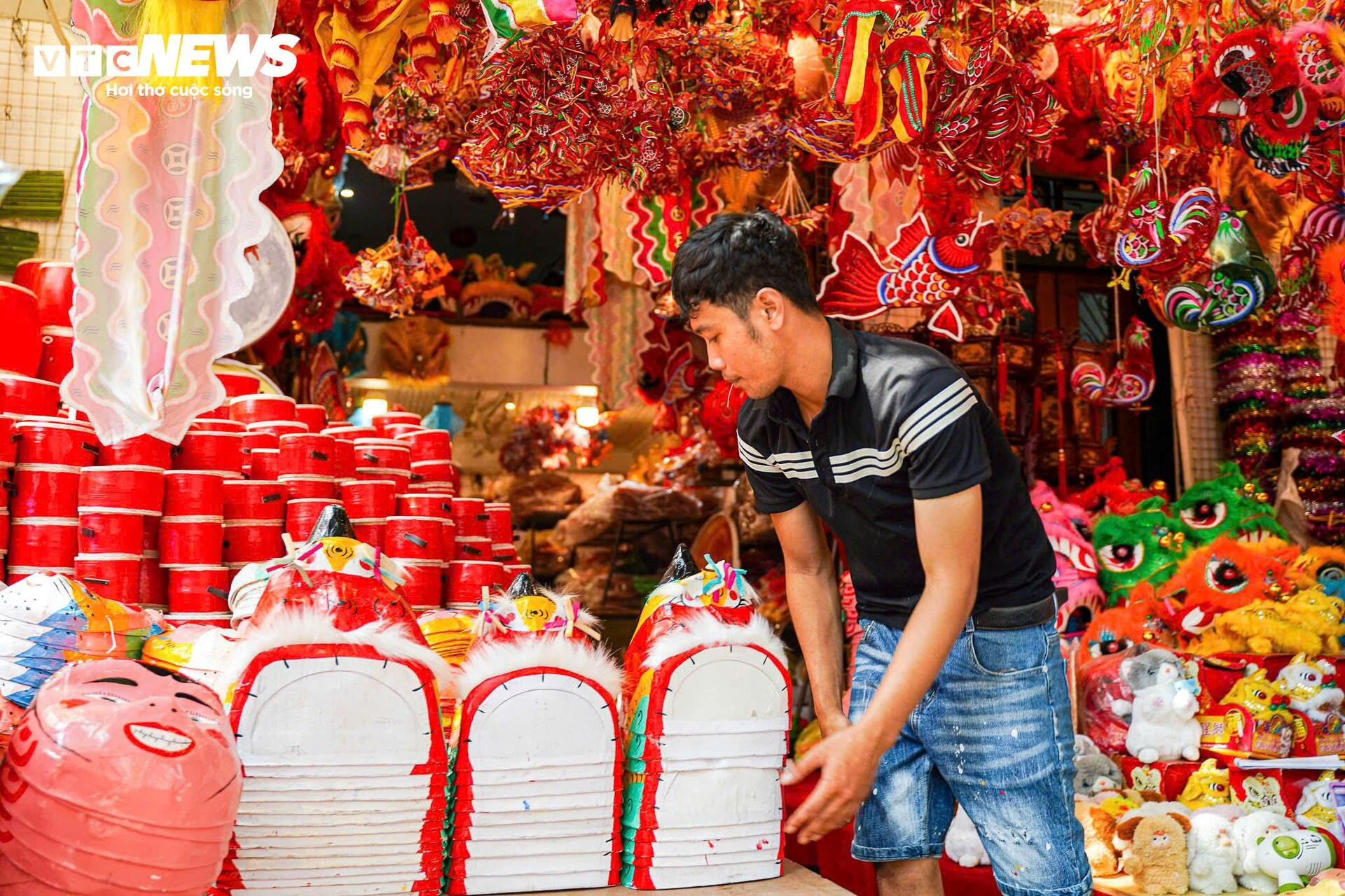 Phố cổ Hà Nội thay 'áo mới', rực rỡ đón trung thu - 5