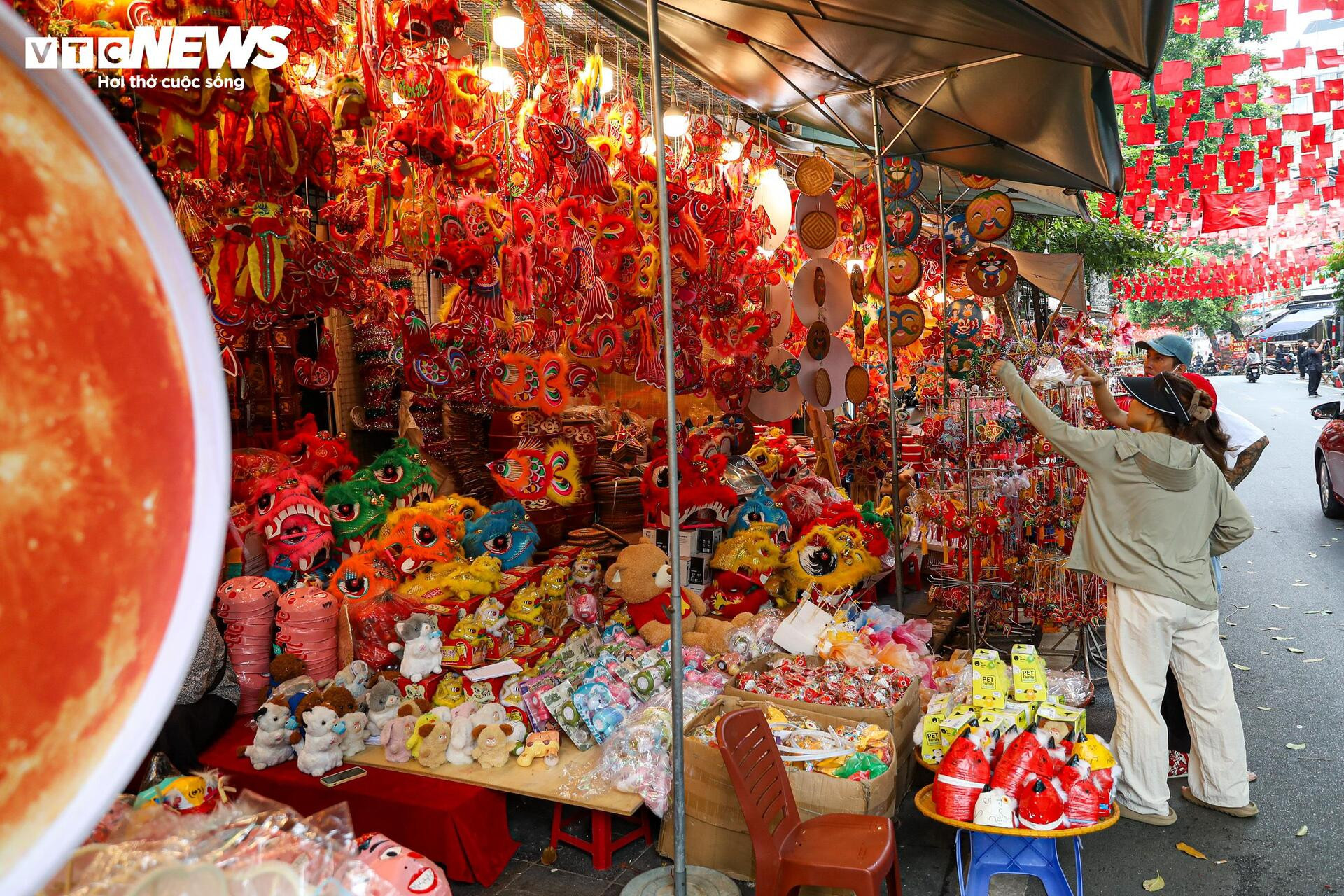 Phố cổ Hà Nội thay 'áo mới', rực rỡ đón trung thu - 2