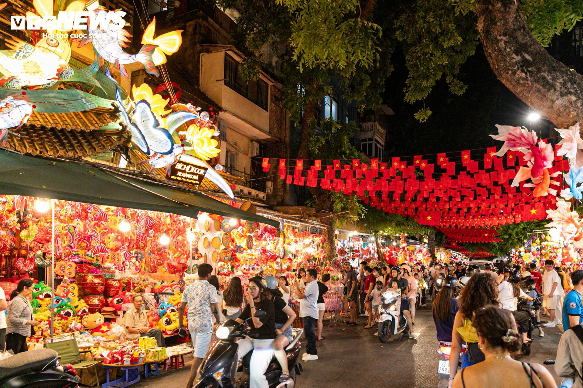 Phố cổ Hà Nội thay 'áo mới', rực rỡ đón trung thu - 15