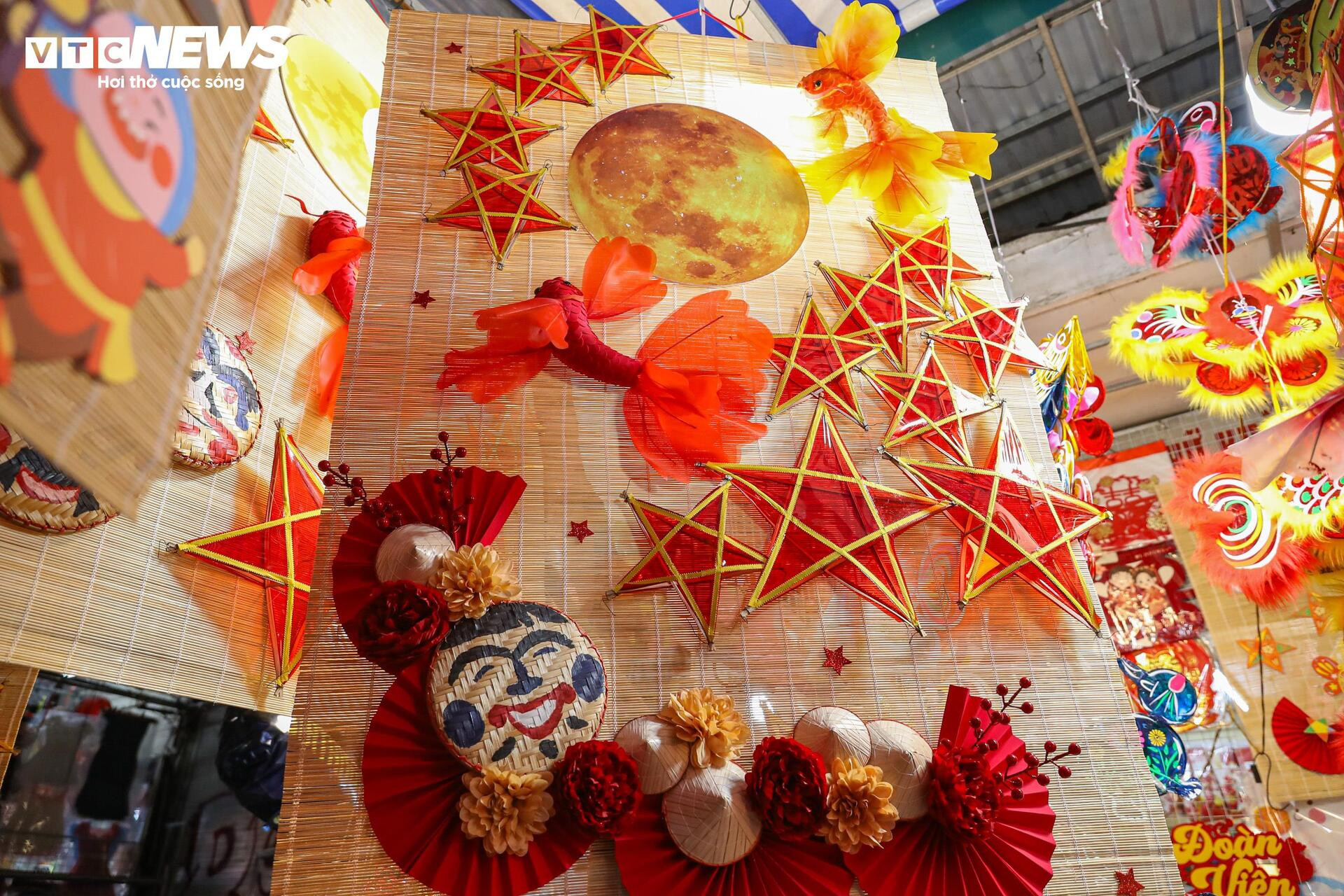 Phố cổ Hà Nội thay 'áo mới', rực rỡ đón trung thu - 14