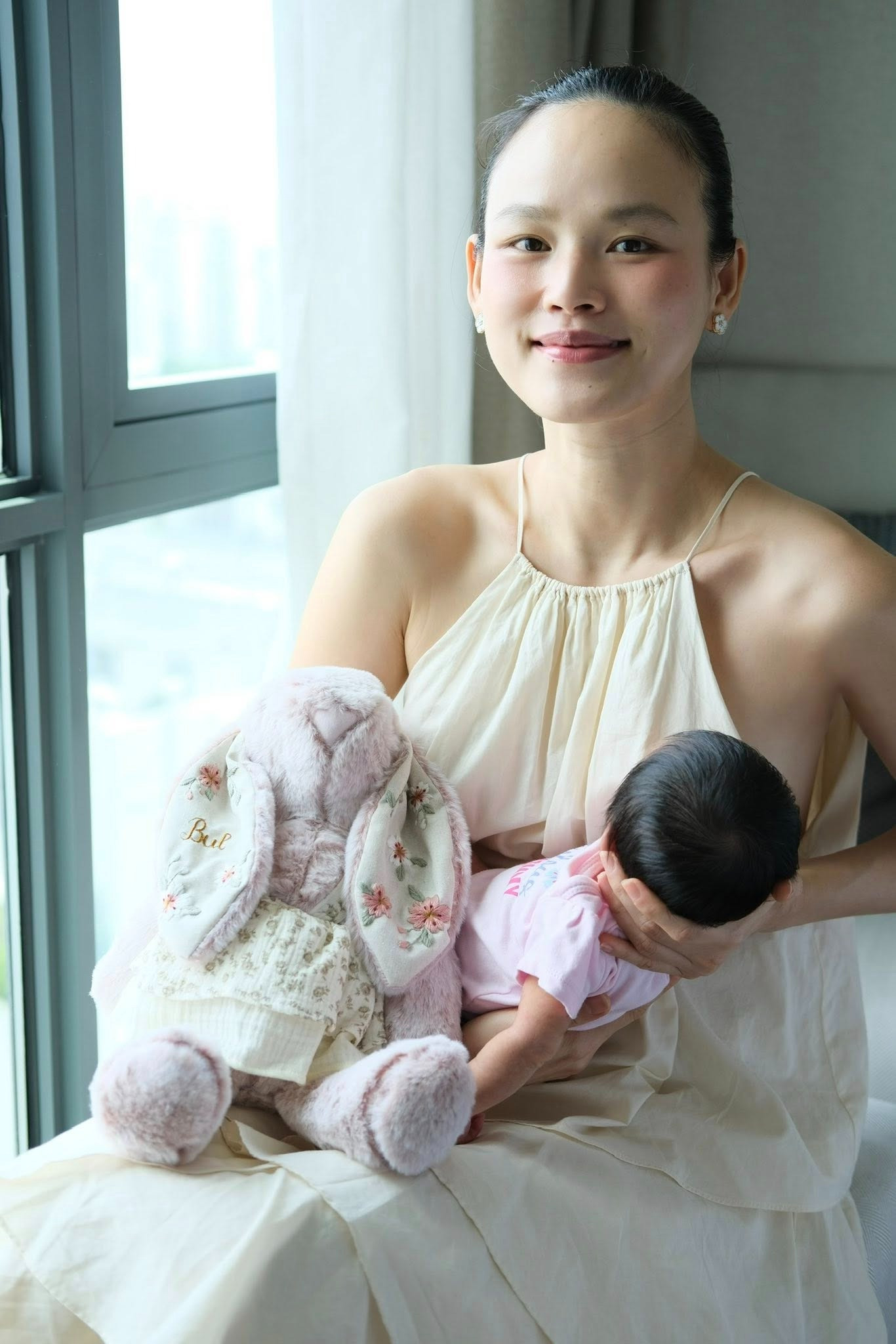 Siêu mẫu đình đám Vbiz đi làm trở lại dù chưa đầy 1 tháng sinh con đầu lòng