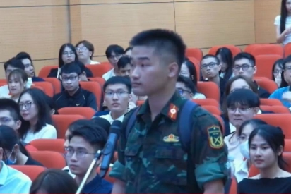 Tân bác sĩ nội trú ĐH Y Hà Nội xuất hiện trong màu áo lính gây ấn tượng mạnh