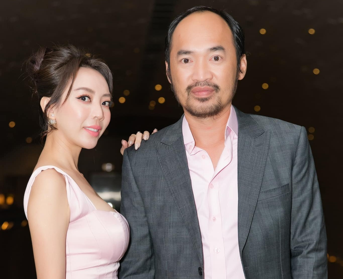 Tiến Luật đăng ảnh cưới sau 13 năm bà xã Thu Trang nói gì