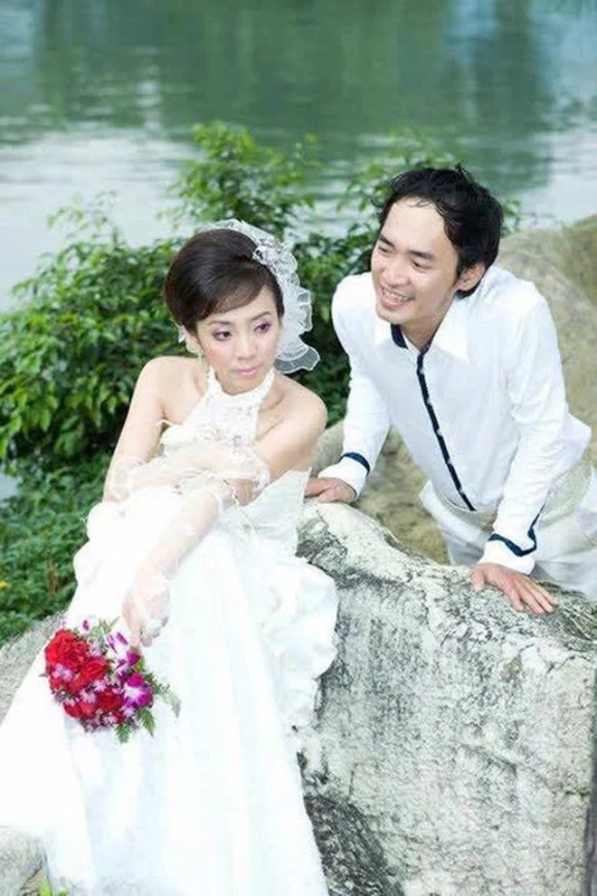 Tiến Luật đăng ảnh cưới sau 13 năm bà xã Thu Trang nói gì