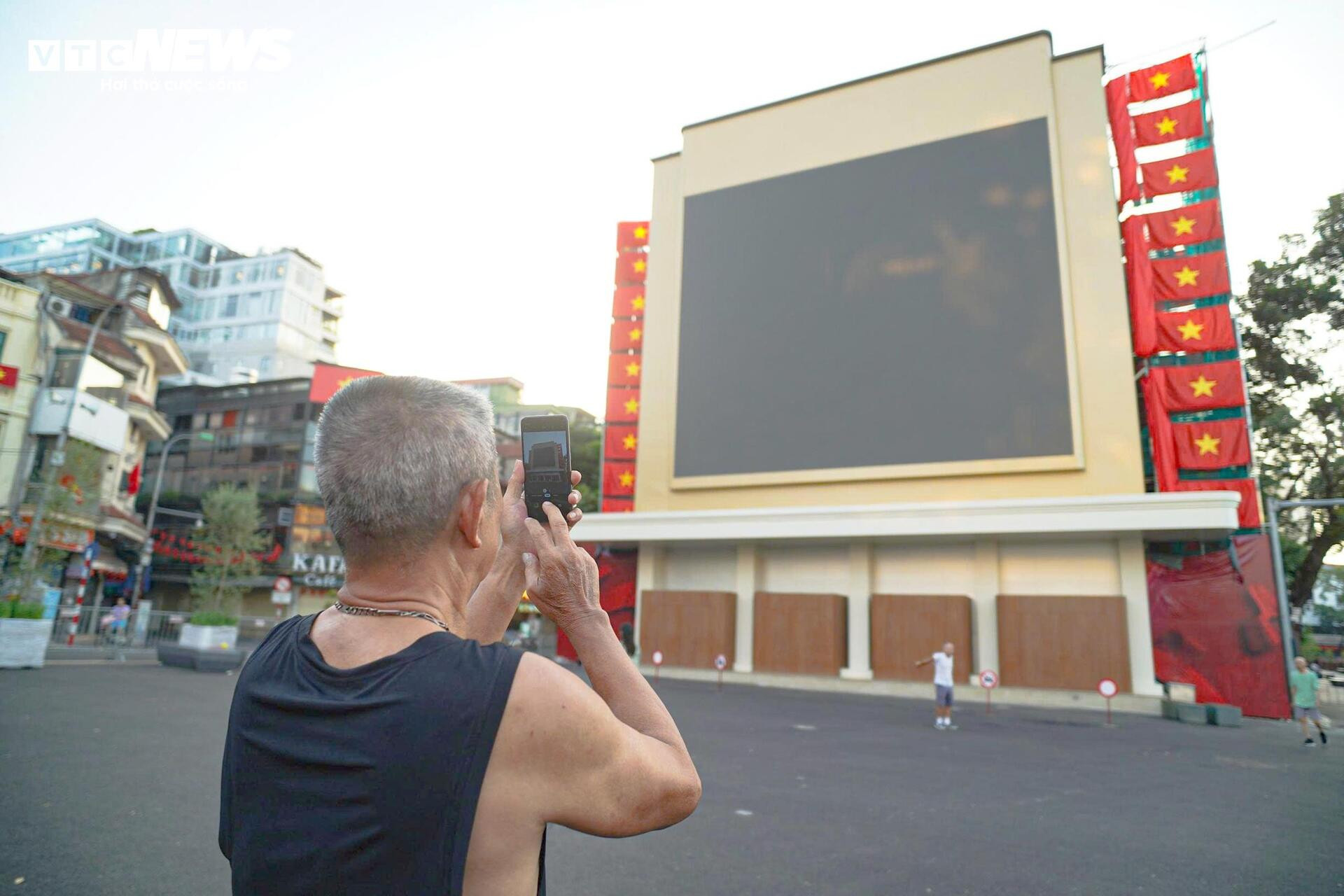 Toàn cảnh không gian Hồ Gươm sau hơn 3 tháng chỉnh trang - 9