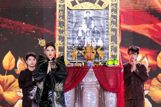 Tranh cãi thiết kế đưa bàn thờ gia tiên lên sân khấu thi hoa hậu