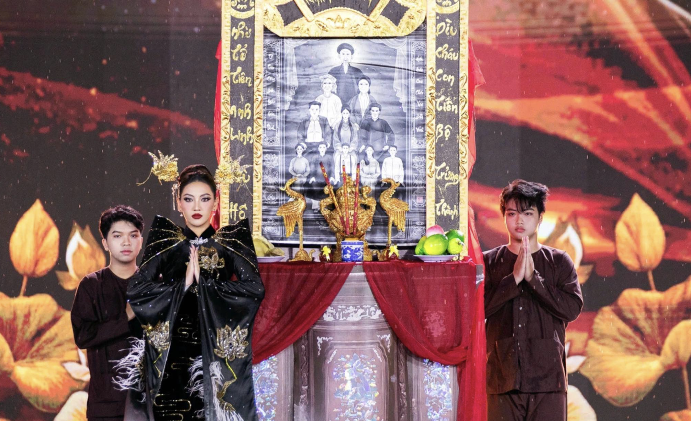 Tranh cãi đưa bàn thờ gia tiên lên sân khấu thi hoa hậu - Ảnh 3.