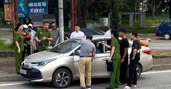 Vụ người phụ nữ bị 'chặt chém' 2,5 triệu: Đưa tài xế taxi ra dựng lại hiện trường