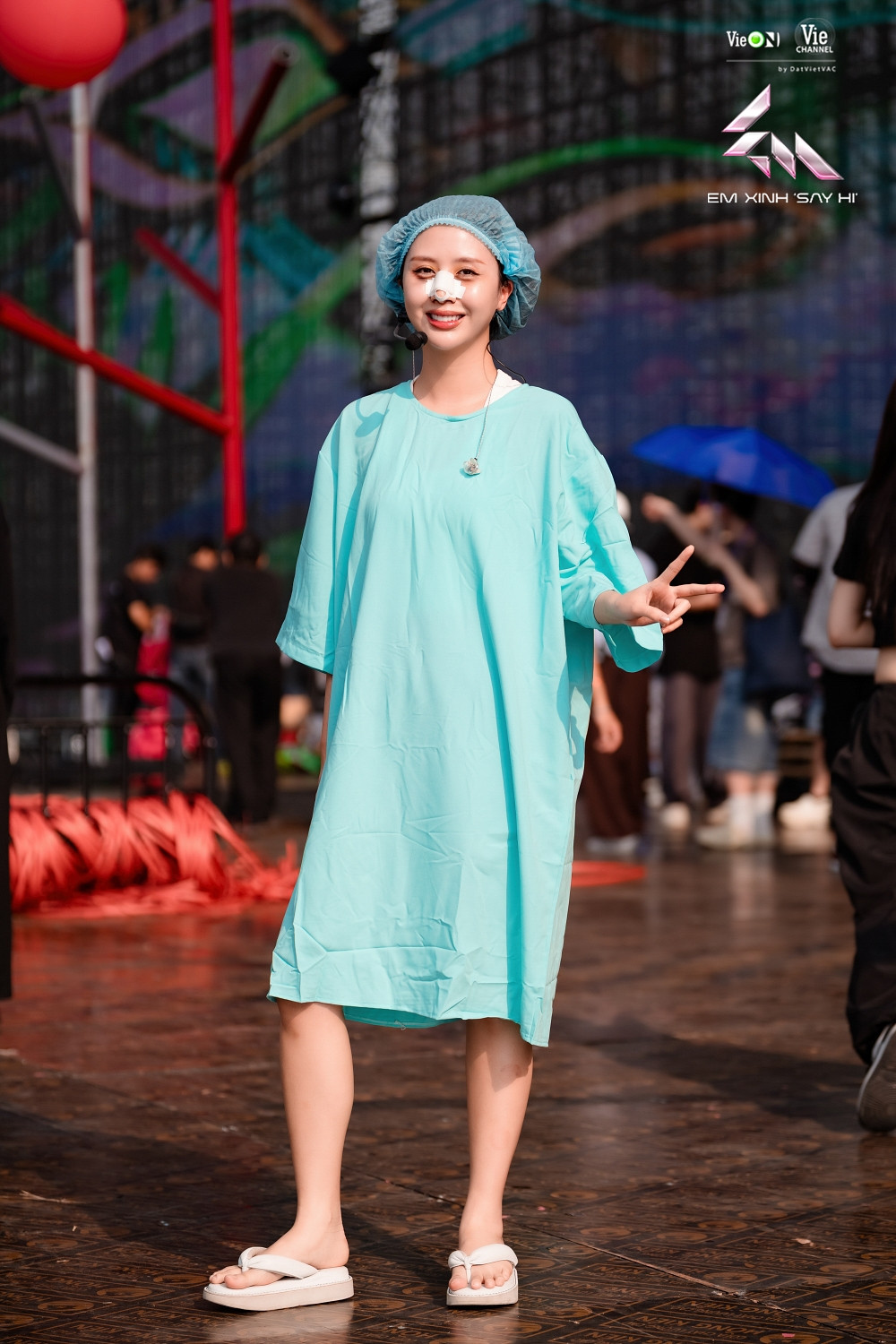 Mặc trời mưa to dàn Em Xinh tập luyện không ngừng nghỉ cho đêm concert