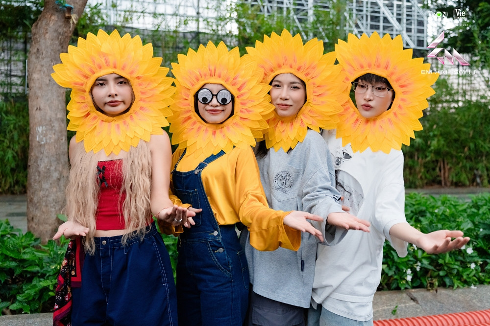 Mặc trời mưa to dàn Em Xinh tập luyện không ngừng nghỉ cho đêm concert