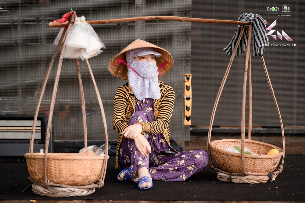 Mặc trời mưa to dàn Em Xinh tập luyện không ngừng nghỉ cho đêm concert