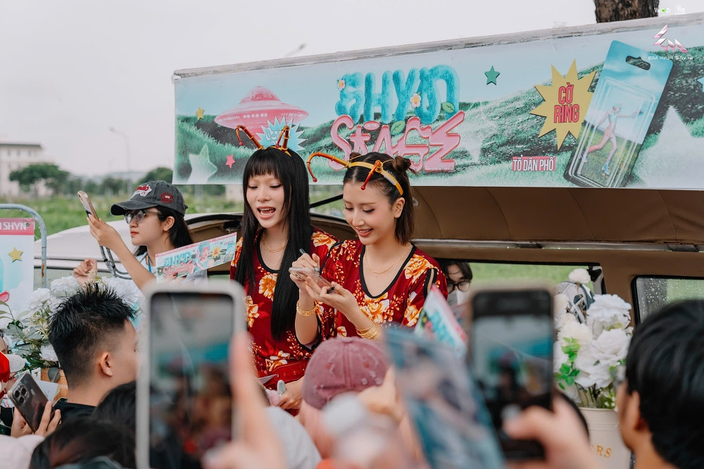 Mặc trời mưa to dàn Em Xinh tập luyện không ngừng nghỉ cho đêm concert