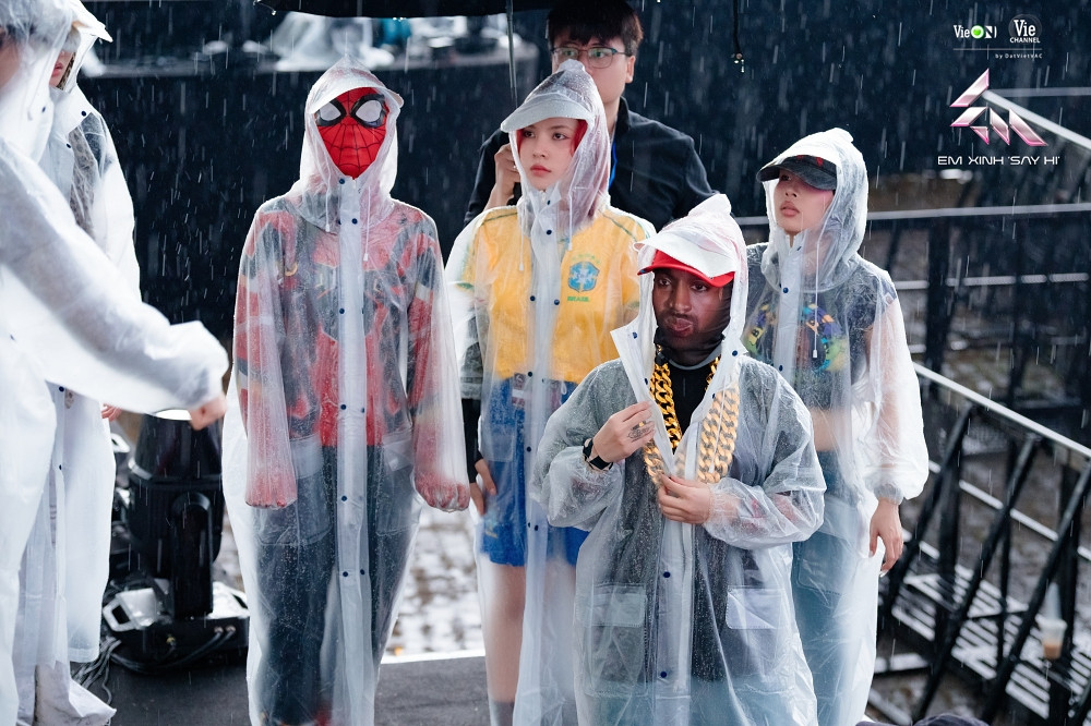 Mặc trời mưa to dàn Em Xinh tập luyện không ngừng nghỉ cho đêm concert