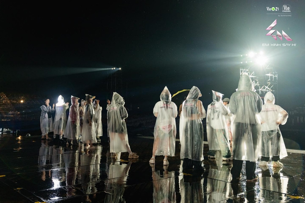Mặc trời mưa to dàn Em Xinh tập luyện không ngừng nghỉ cho đêm concert