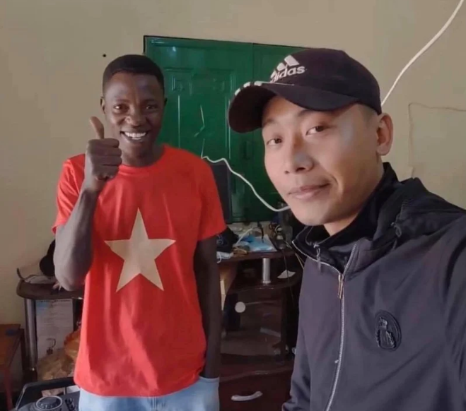 Phản ứng thành viên team châu Phi khi bị chỉ trích vì rời nhóm của Quang Linh Vlogs