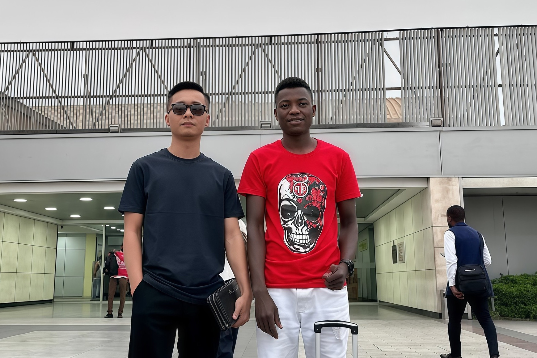 Phản ứng thành viên team châu Phi khi bị chỉ trích vì rời nhóm của Quang Linh Vlogs