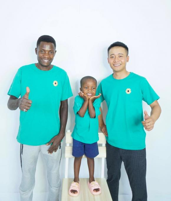 Phản ứng thành viên team châu Phi khi bị chỉ trích vì rời nhóm của Quang Linh Vlogs