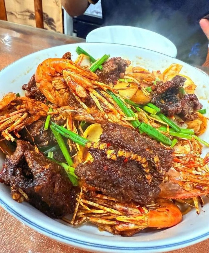 Quán cung cấp nhiều món ăn đa dạng, bao gồm đặc sản địa phương, mì xào Ban Chuan, cơm xào và mì súp, tất cả đều có giá trên 2.000 nhân dân tệ. (Ảnh: Sina)