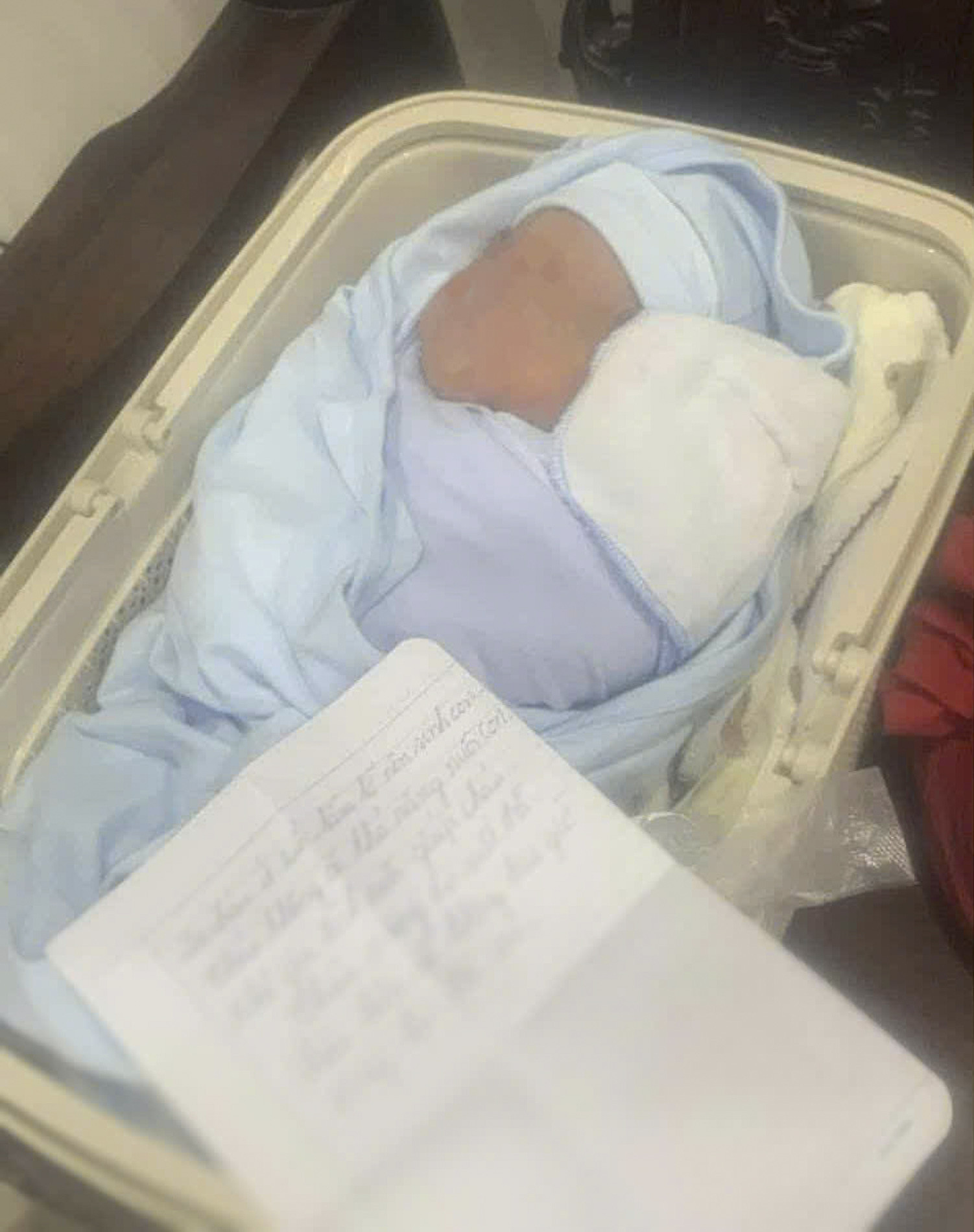 bé trai bị bỏ rơi s.JPG