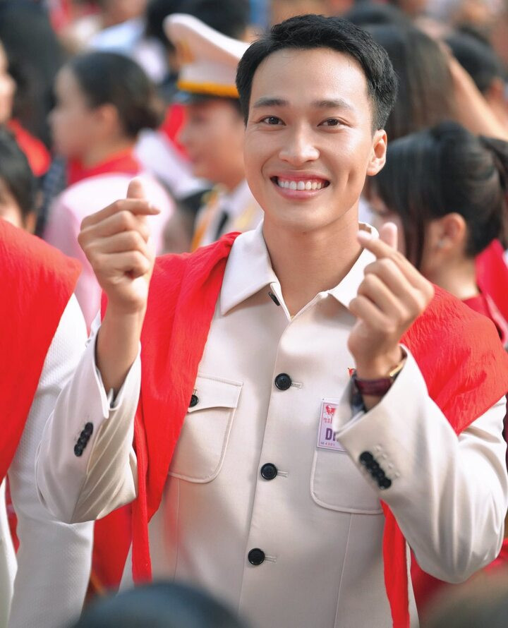 Nam diễn viên có tuổi thơ cơ cực, phải bán vé số, vác rơm thuê từ nhỏ.