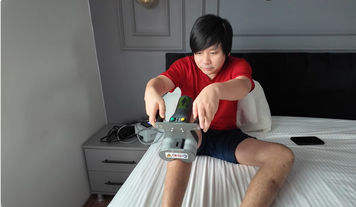 Sốc hình ảnh trên ngắn dưới dài của Khoa Pug sau 2 lần chi tiền tỷ phẫu thuật kéo chân