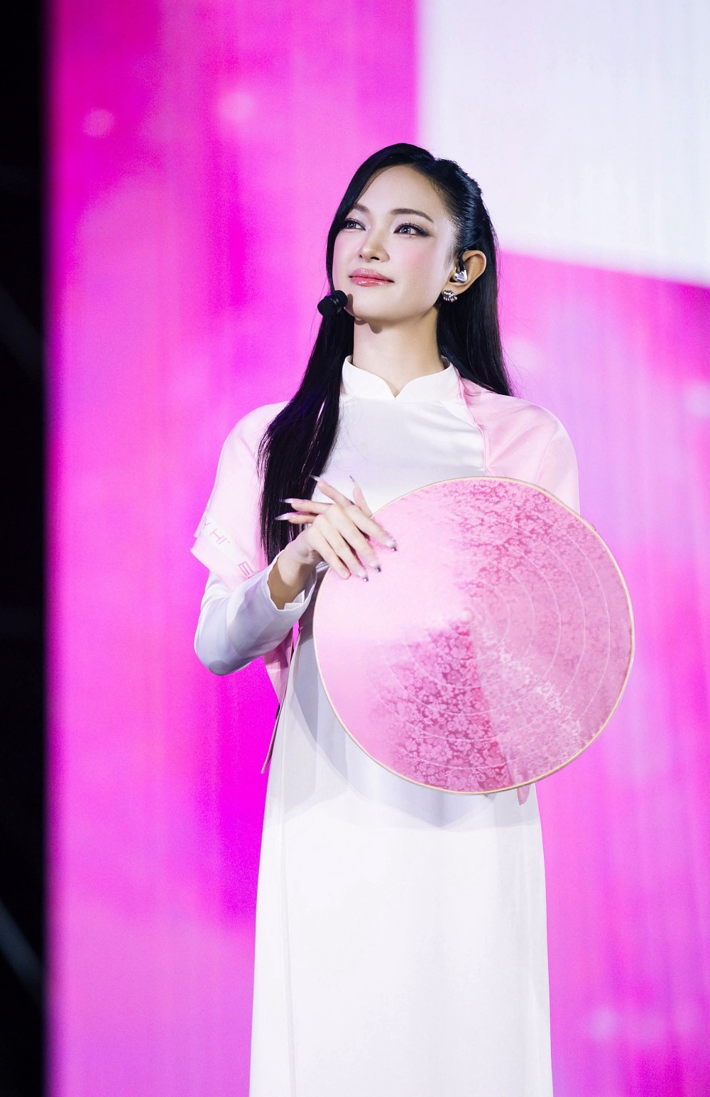 Từ fashionista đến nghệ sĩ giải trí đa năng Châu Bùi và cú chuyển mình ấn tượng