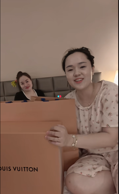 Vợ Duy Mạnh gây tranh cãi với màn đập hộp đồ hiệu như đồ chợ