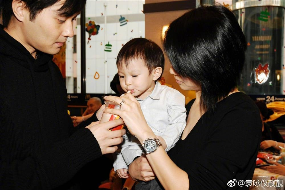 Cận cảnh ngoại hình con trai Hoa hậu Hong Kong Viên Vịnh Nghi và Trương Trí Lâm