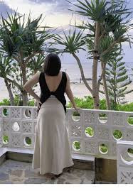 Bí quyết mặc áo hở lưng sexy mà vẫn trang nhã - Ảnh 1.