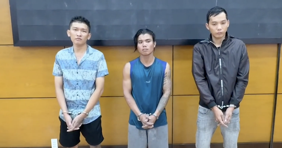 Công an TP HCM bắt khẩn cấp 3 thanh niên làm liều lúc rạng sáng