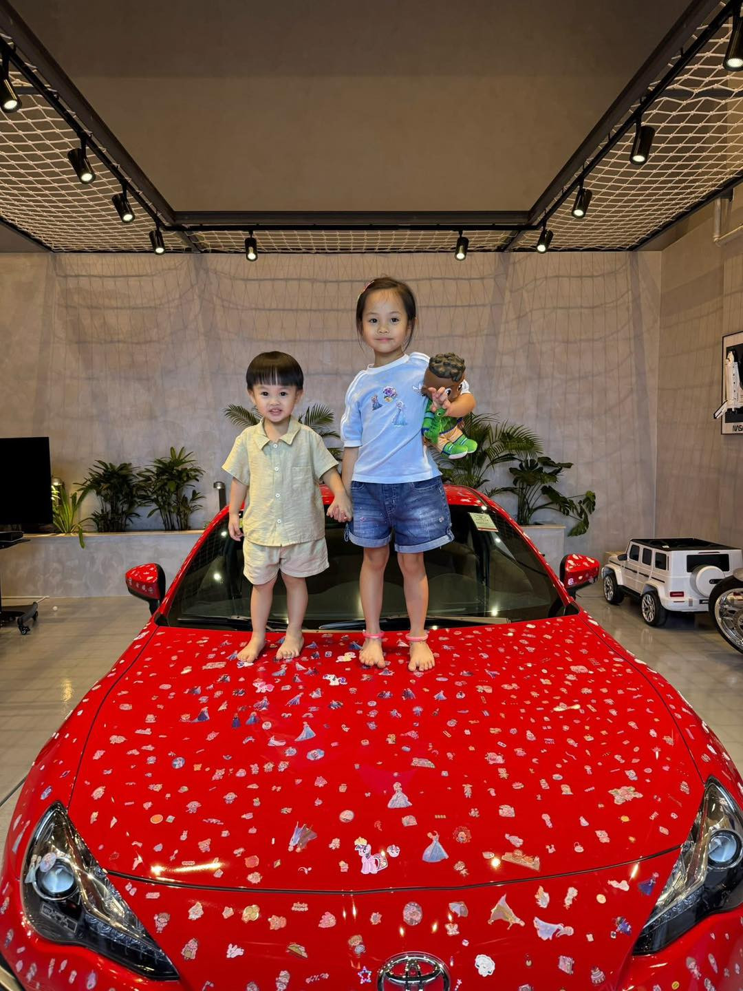 Cường Đô La cũng phải đầu hàng với màn tân trang xe của 2 nhóc tỳ