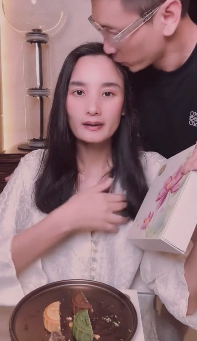 Lê Thúy nổi đóa trên livestream vì bị chê xấu hành động của ông xã ngay cạnh gây chú ý