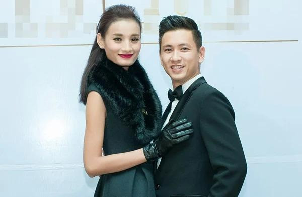 Lê Thúy nổi đóa trên livestream vì bị chê xấu hành động của ông xã ngay cạnh gây chú ý