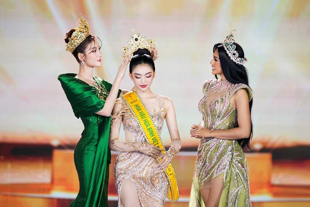 Miss Grand Vietnam 2025 ngày học 10 tiếng làm đủ nghề để sinh tồn ở Sài Gòn