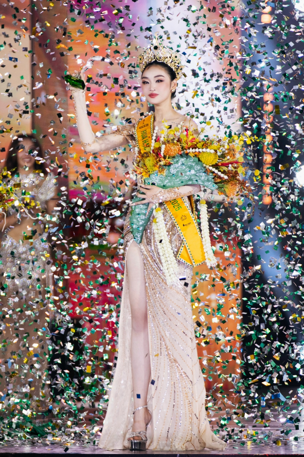 Miss Grand Vietnam 2025 ngày học 10 tiếng làm đủ nghề để sinh tồn ở Sài Gòn