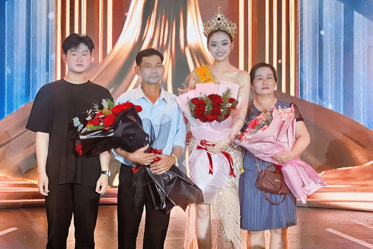 Miss Grand Vietnam 2025 ngày học 10 tiếng làm đủ nghề để sinh tồn ở Sài Gòn