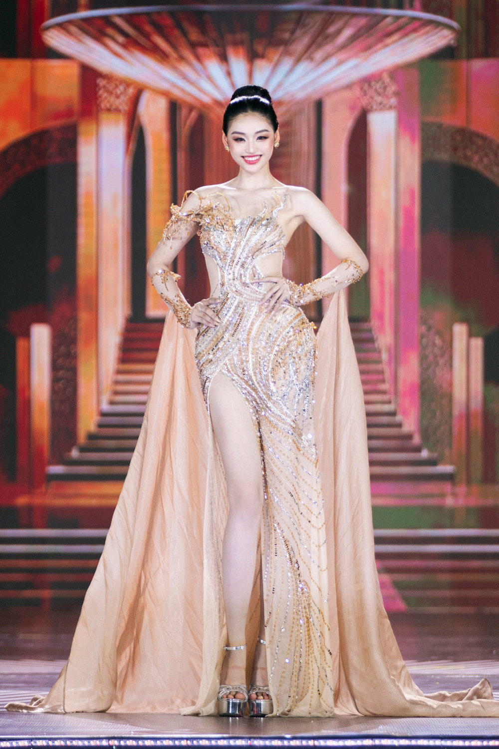 Miss Grand Vietnam 2025 ngày học 10 tiếng làm đủ nghề để sinh tồn ở Sài Gòn