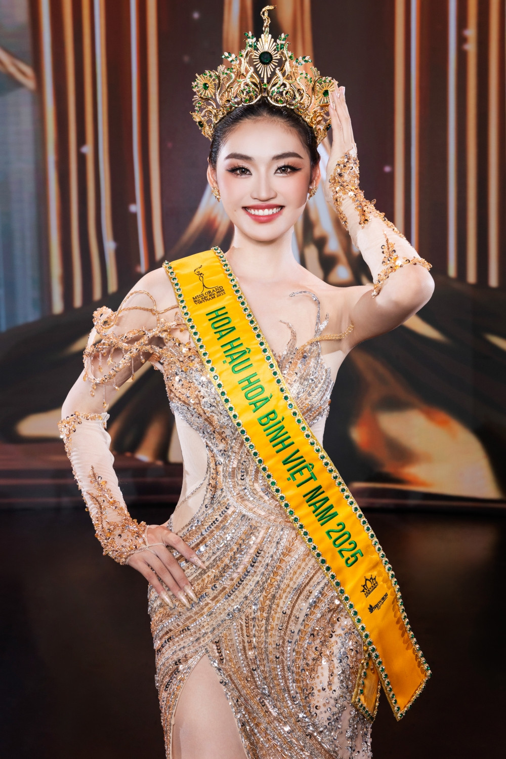 Miss Grand Vietnam 2025 ngày học 10 tiếng làm đủ nghề để sinh tồn ở Sài Gòn
