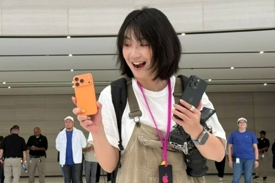 Một giám đốc 'chơi lớn', tặng iPhone 17 Pro Max cho toàn bộ nhân viên