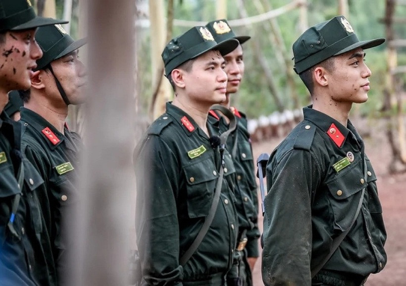 MONO (bìa phải) nhận phần thưởng Hoa điểm 10