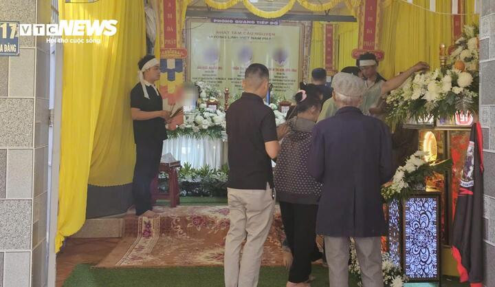 Người thân chuẩn bị lễ tang cho 3 nạn nhân xấu số.