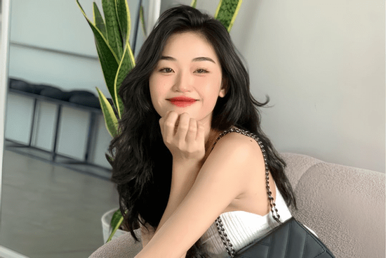 Hoa hậu ở trọ 2,5 triệu đồng/tháng, làm phục vụ tiệc cưới, dùng mỹ phẩm loại 30.000 đồng để chăm sóc da