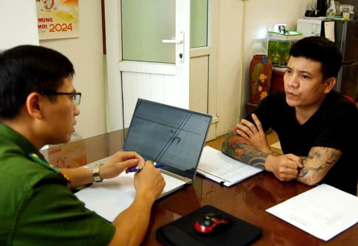 Hoàng Tạ Minh Cường tại cơ quan công an.
