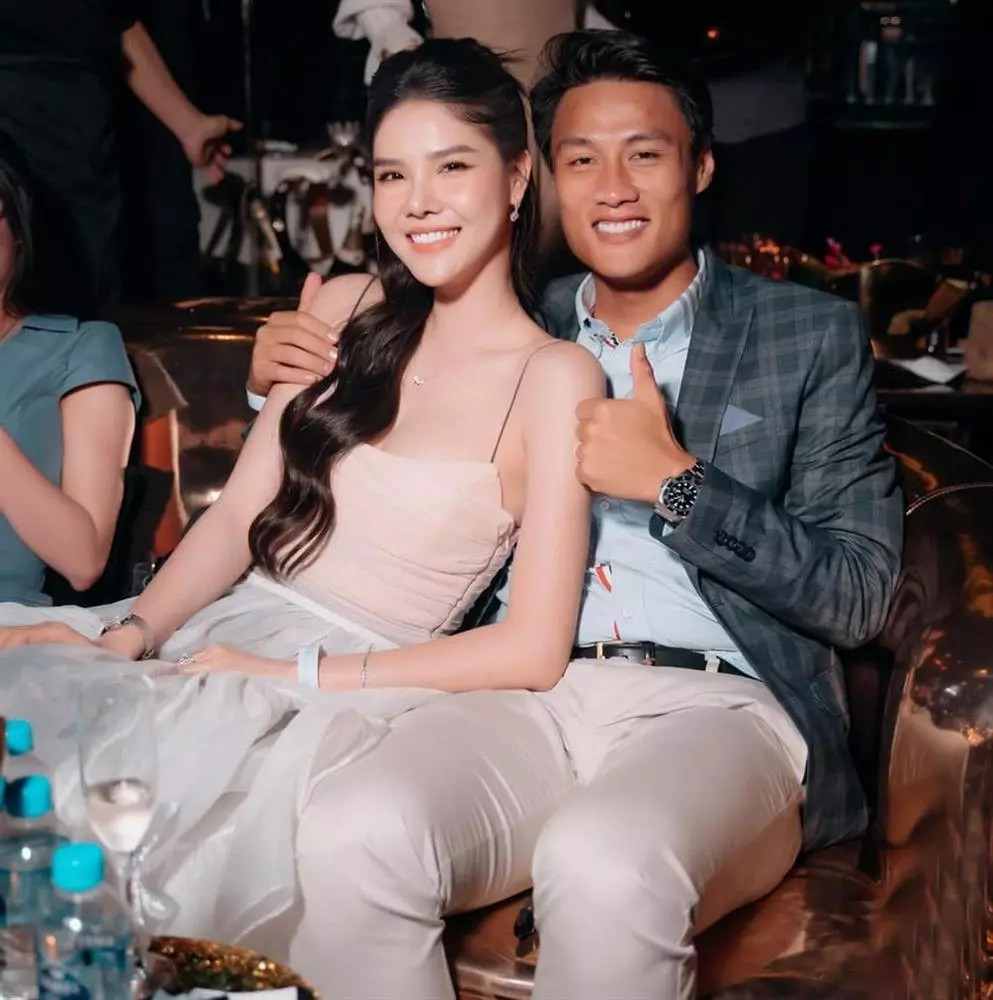 Xôn xao clip Kỳ Hân vợ Mạc Hồng Quân vất vả bán tàu hũ ở vỉa hè mưu sinh