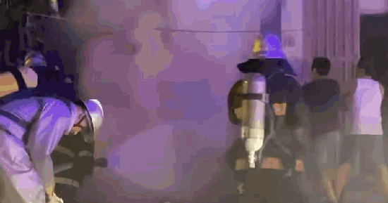 Ba mẹ con được giải cứu trong căn nhà cháy dữ dội