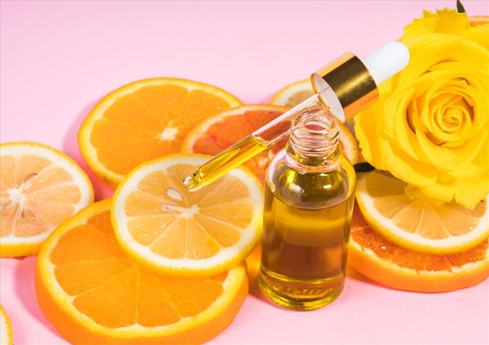 Bôi serum vitamin C buổi sáng có bị bắt nắng không?- Ảnh 2.