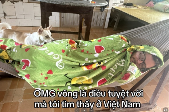 Cảnh anh Tây 'phê hết cỡ' khi nằm võng ở Việt Nam gây bão TikTok