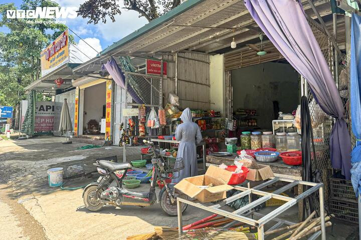 Người dân xã An Bình, Phú Thọ bàn tán xôn xao, xen lẫn ngỡ ngàng và phẫn nộ sau khi biết tin Đinh Văn Long gây ra vụ tai nạn khiến nữ sinh 15 tuổi tử vong. (Ảnh: Viên Minh)