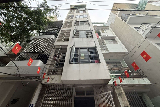 Cháy chung cư mini ở Hà Nội, mùi khét nồng nặc, người dân hoảng loạn